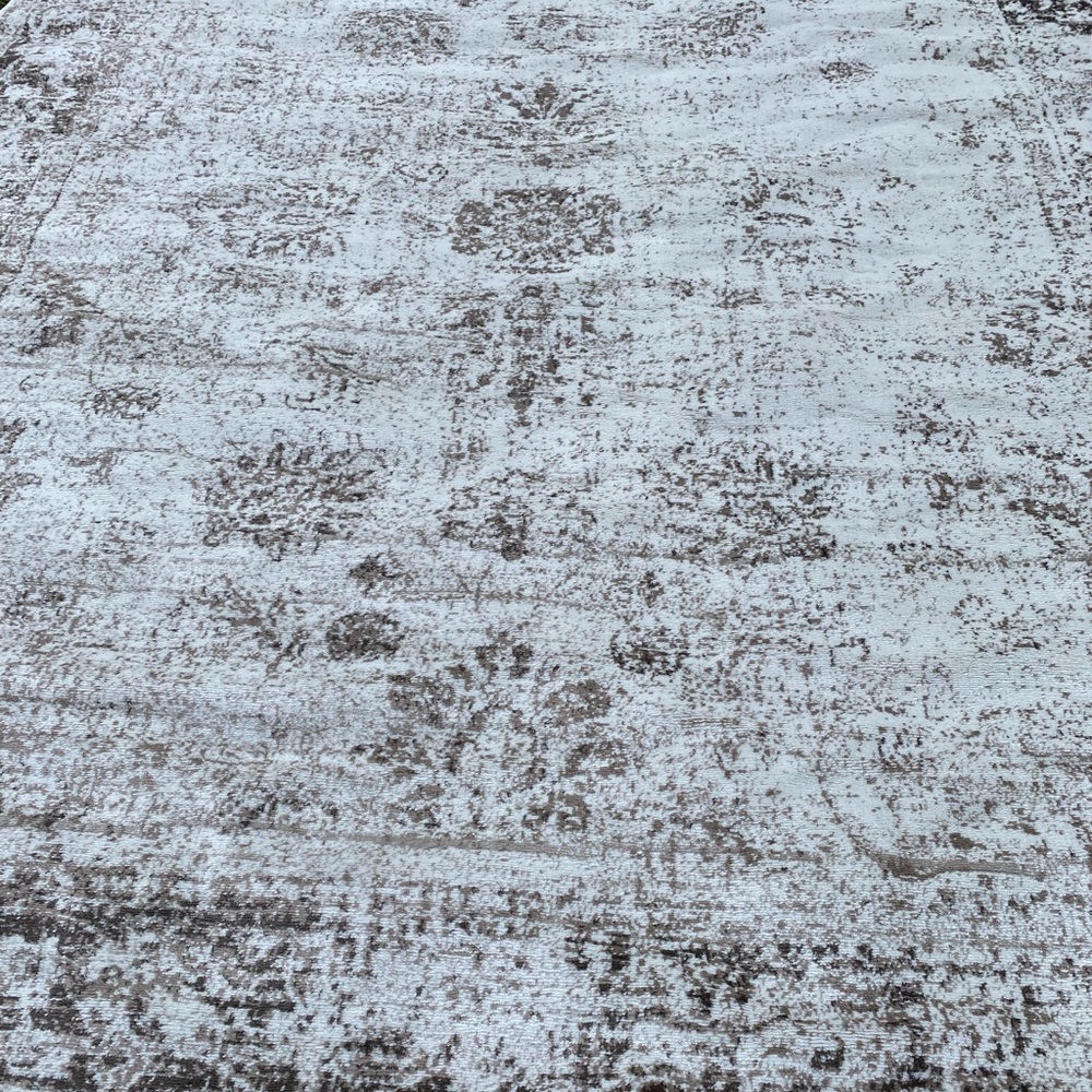 Brand new 8x10 Sofia Collection area rug.color is a white/brown mix, never used